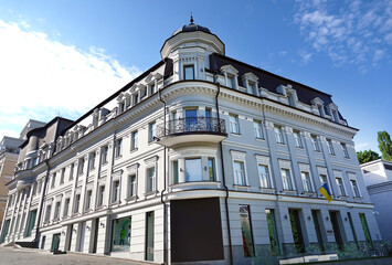 Obraz premium Ukrainian state flag on the facade of an old house