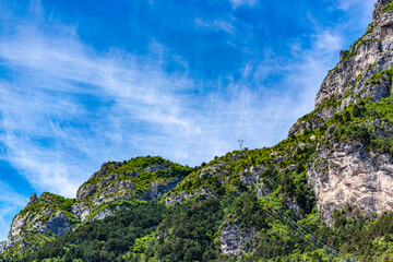 Fototapeta na wymiar Strommasten in den Alpen vor blauem Himmel.