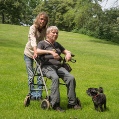 frau mit rollator unterwegs