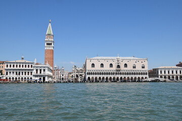Fototapeta na wymiar Campanile und Dogenpalast in Venedig vom Meer aus gesehen