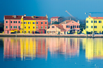 Fototapeta na wymiar I riflessi colorati delle case di Pellestrina nell'acqua della laguna di Venezia