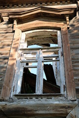 Old wooden houses in Ryazan. Beautiful platbands.