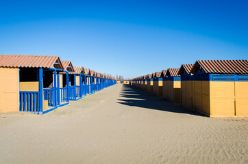 Stabilimenti balneari chiusi d'inverno sulla spiaggia del Lido di Venezia - obrazy, fototapety, plakaty