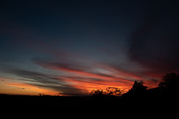 pôr do sol com céu vermelho