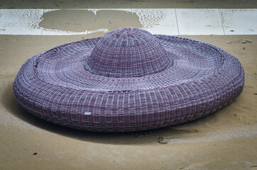 Un divano circolare da giardino che sembra un sombrero o un disco volante