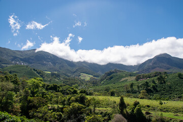 c&eacute;u azul com montanhas e natureza presente