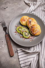 sweet cheesecakes with kiwi and pine nuts