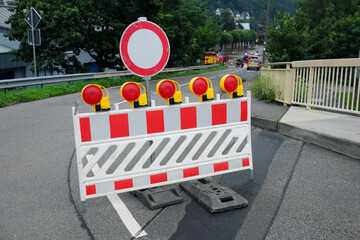 Absperrung und Verkehrsschild Verbot der Durchfahrt  und Feuerwehr im Einsatz bei Hochwasser am...