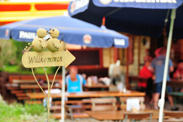Restaurant with the text 'Willkommen' and two birds