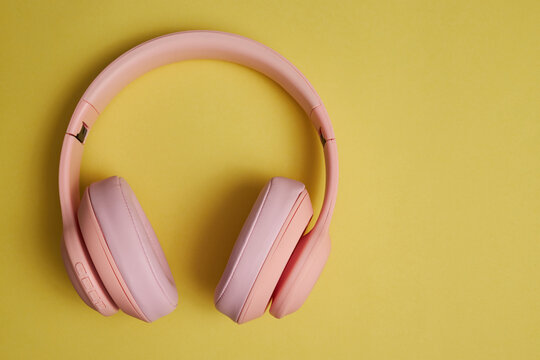 Audifonos Color Rosado Sobre Fondo Amarillo Con Espacio Para Pegar 