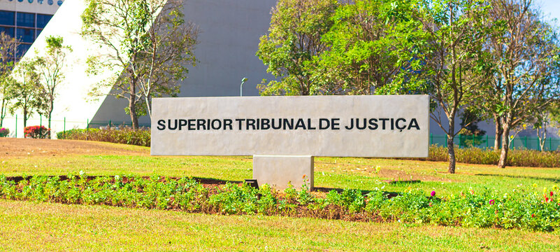 STJ - Supremo Tribunal de Justi&ccedil;a. Placa informativa do STJ que &eacute; um dos tr&ecirc;s tribunais superiores da justi&ccedil;a brasileira. Bras&iacute;lia, Distrito Federal - Brasil. 18 de Junho de 2021.