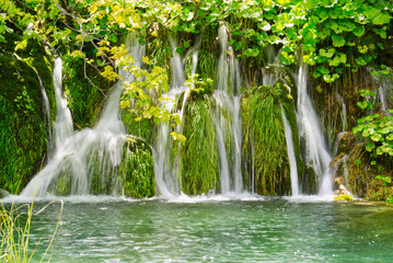 Fototapety  Wodospad w Parku Narodowym Jezior Plitwickich w lecie, Chorwacja. Wodospady utworzone przez górskie jeziora w wyniku topnienia lodowców