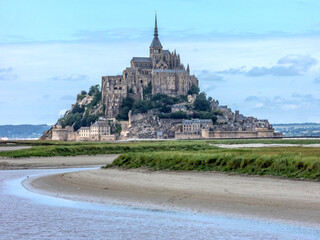 Fototapeta na wymiar Vue sur le Mont Saint Michel en Normandie