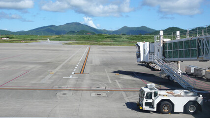 空港・トーイングトラクター・パッセンジャーステップカー