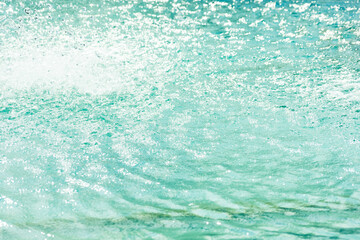 水面に太陽の光と波紋