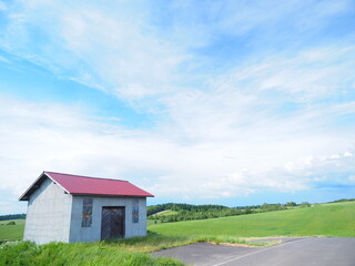 Fototapeta premium 北海道の風景 丘の町美瑛町 赤い屋根の建物風景