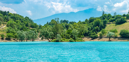 Türkisfarbener Alpensee in Italien.
