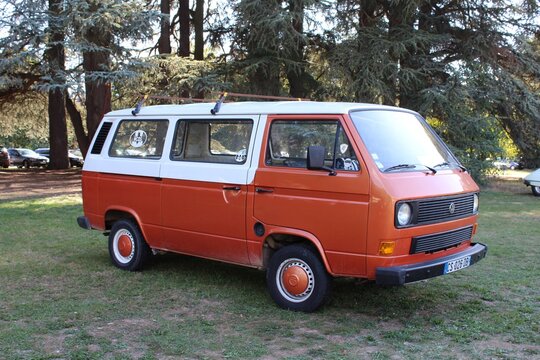 Volkswagen Transporter T3, surnomm&eacute; Volkswagen Vanagon ou Volkswagen Caravelle, camping car orange de la fin des ann&eacute;es 70, ville de Chaponnay, d&eacute;partement du Rhone, France