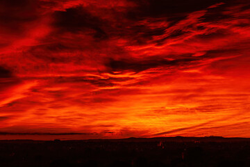 Een dramatische bloedrode bewolkte hemel boven de buitenwijken van Melbourne, Australië