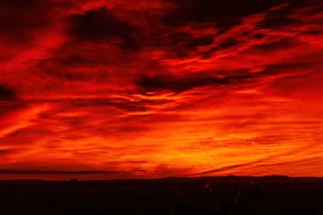 Fototapeten Ein dramatischer blutroter Wolkenhimmel über den Vororten von Melbourne, Australien © Adam Calaitzis