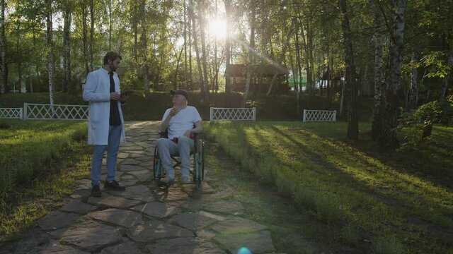 Doctor chat with old patient in the park