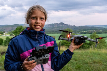 Porträt eines jungen, hübschen, nachdenklichen, blonden Mädchens mit startbereiter Drohne. Das...