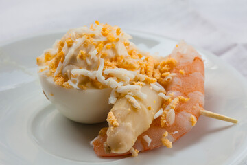 Pintxo de Brocheta de langostino, huevo y espárrago del bar Monty de Bilbao, Vizcaya, Pais Vasco.