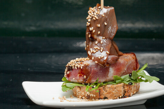 Pintxo de At&uacute;n rojo con cebolleta de Tudela del bar El Globo, Bilbao, Vizcaya, Pais Vasco.
