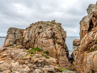 Paysage côtier en bord de mer avec des plages et des rochers en Bretagne