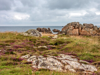 Paysage côtier en bord de mer avec des plages et des rochers en Bretagne