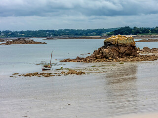 Fototapeta na wymiar Bateau de pêche couché à marée basse sur une plage en Bretagne