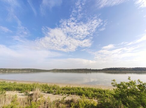 Maravillosa laguna ba&ntilde;ada por el sol donde est&aacute;n los flamencos