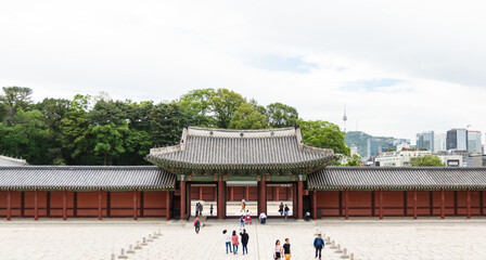 창덕궁 인정전에서 바라본 조정과 현대 건물들
