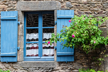 Fototapeta na wymiar detail of old houses in the village of Saint Suliac, in Brittany