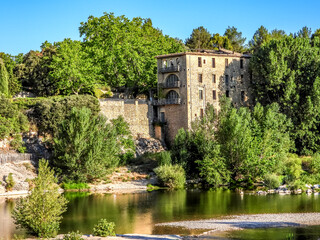 Fototapeta na wymiar Grande bâtisse en bord de rivière près du pont du Gard