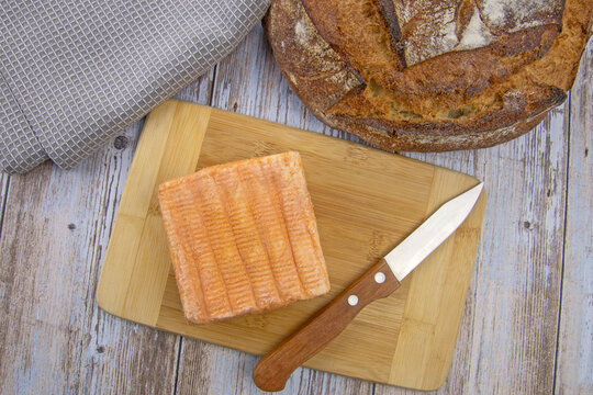 fromage maroilles sur une planche &agrave; d&eacute;couper