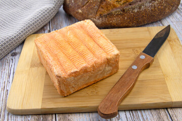 fromage maroilles sur une planche à découper