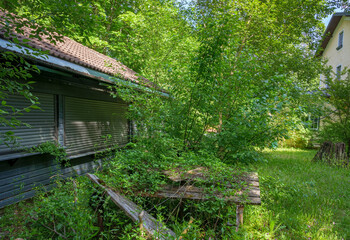 Verwilderter Biergarten, Obermühltal, Bayern, Deutschland