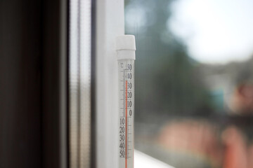 The thermometer outside the window shows more than forty degrees of heat