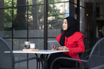 Lifestyle Young Business Muslim Woman Working on Tablet in Coffee shop.