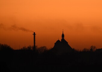 zachód słońca z kościołem 