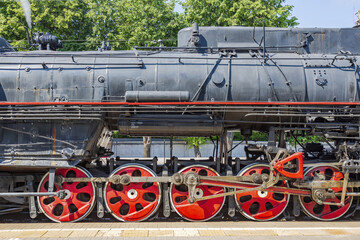 Obraz premium Black retro steam locomotive on the railway platform of the Rizhsky station. Moscow, Russia