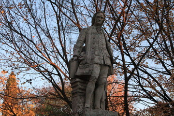 Statue by the botanical garden of Madrid