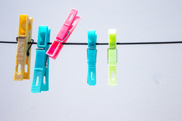 Pinzas para la ropa de varios colores. Tendedero para colada.