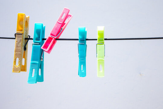 Pinzas para la ropa de varios colores. Tendedero para colada.