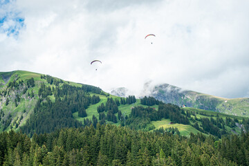 Fototapeta na wymiar Gleitschirm in Grindelwald