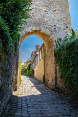Gerberoy, La tour porte en contre-jour. Picardie. Hauts-de-France	