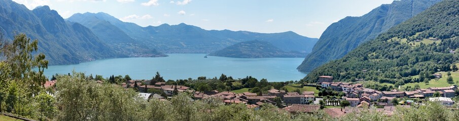 Fototapeta na wymiar Montisola Lago d'Iseo