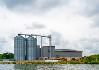 Obraz premium Wood pellet industry at the Albert channel, Belgium 