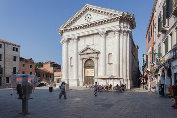 Venezia. Facciata Museo Leonardo da Vinci Exhibition, Chiesa di San Barnaba 